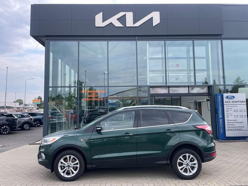 Grün Gebraucht 2017 Ford Kuga Titanium SUV | 13.590 € (Fairer Preis) - Bild 1/4