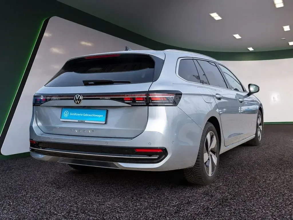 Gebraucht VW Passat Elegance 150 PS (110 kW) 2025 Silber / oyster silver Kombi