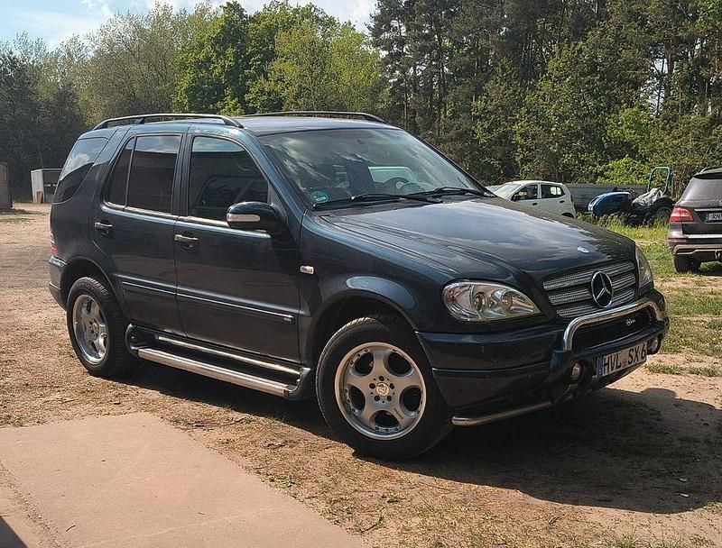 Schwarz Gebraucht 2000 Mercedes ML320 SUV | 4.500 € (Fairer Preis) - Bild 1/4