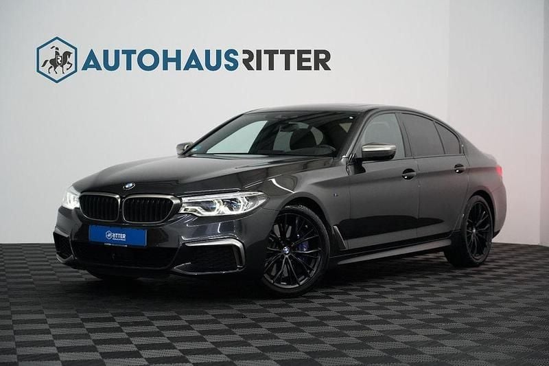 Grau Gebraucht 2020 BMW M550 Performance Limousine | 43.890 € (Fairer Preis) - Bild 1/4