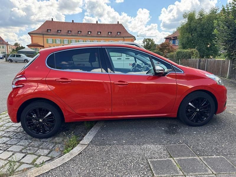 Rot Gebraucht 2015 Peugeot 208 Allure Kleinwagen | 6.800 € (Fairer Preis) - Bild 1/4
