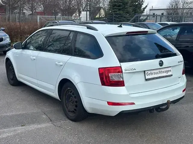Gebraucht Skoda Octavia Ambition 150 PS (110 kW) 2015 Bila laser / laser white Kleinwagen