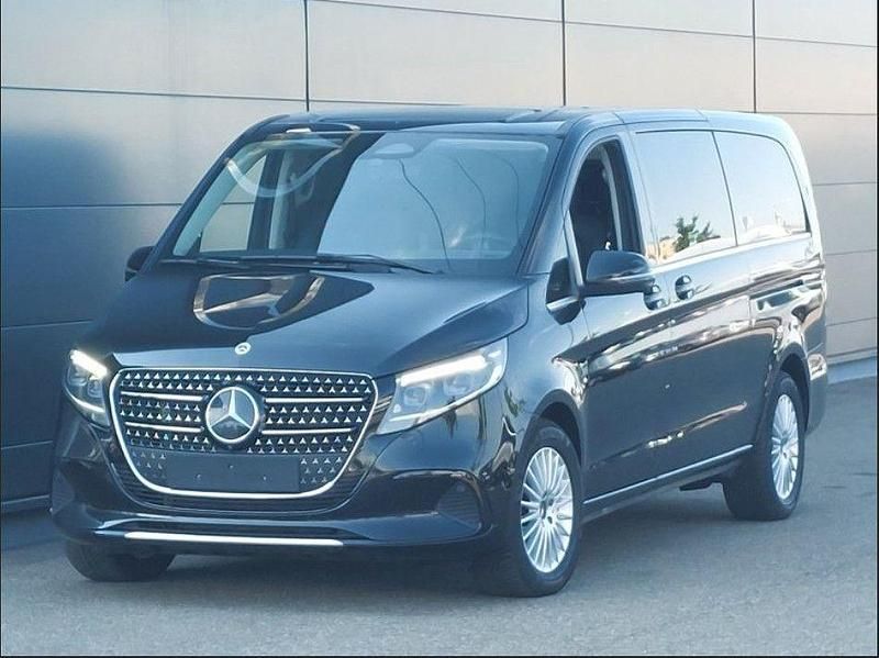 Schwarz Gebraucht 2024 Mercedes V300 Avantgarde Van / Kleinbus | 61.500 € - Bild 1/4