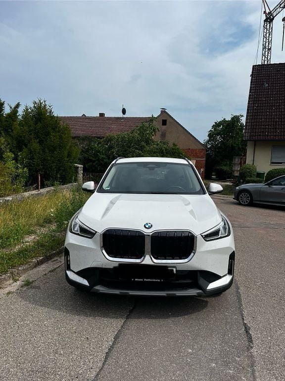 Weiß Gebraucht 2023 BMW X1 Efficient Dynamics SUV | 31.750 € (Superpreis) - Bild 1/4