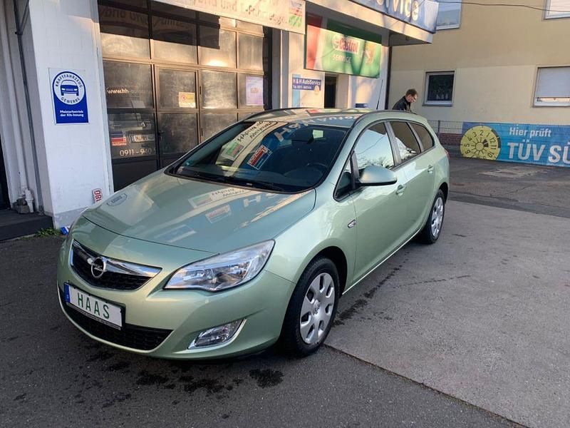 Grün Gebraucht 2011 Opel Astra Kombi | 4.945 € (Teuer) - Bild 1/4