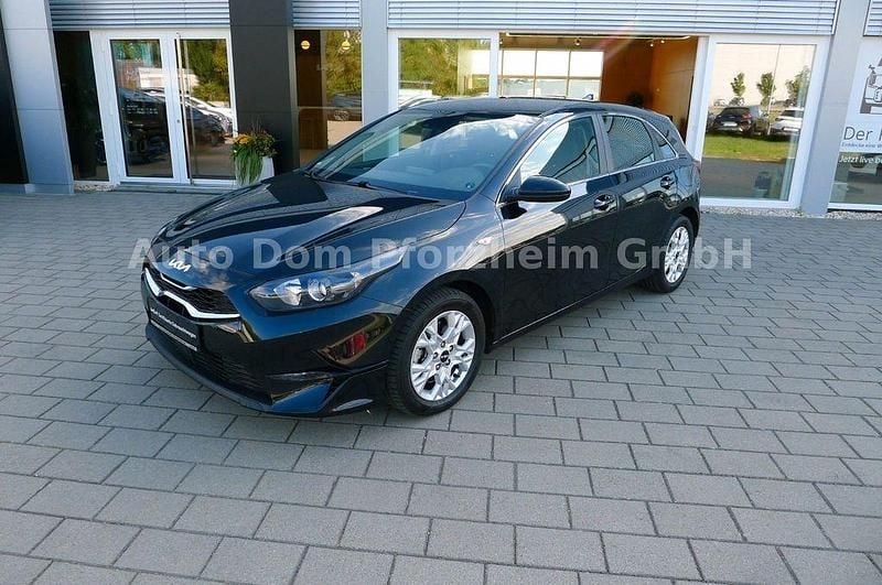 Schwarz Gebraucht 2023 Kia Ceed Comfort Limousine | 20.890 € (Superpreis) - Bild 1/4