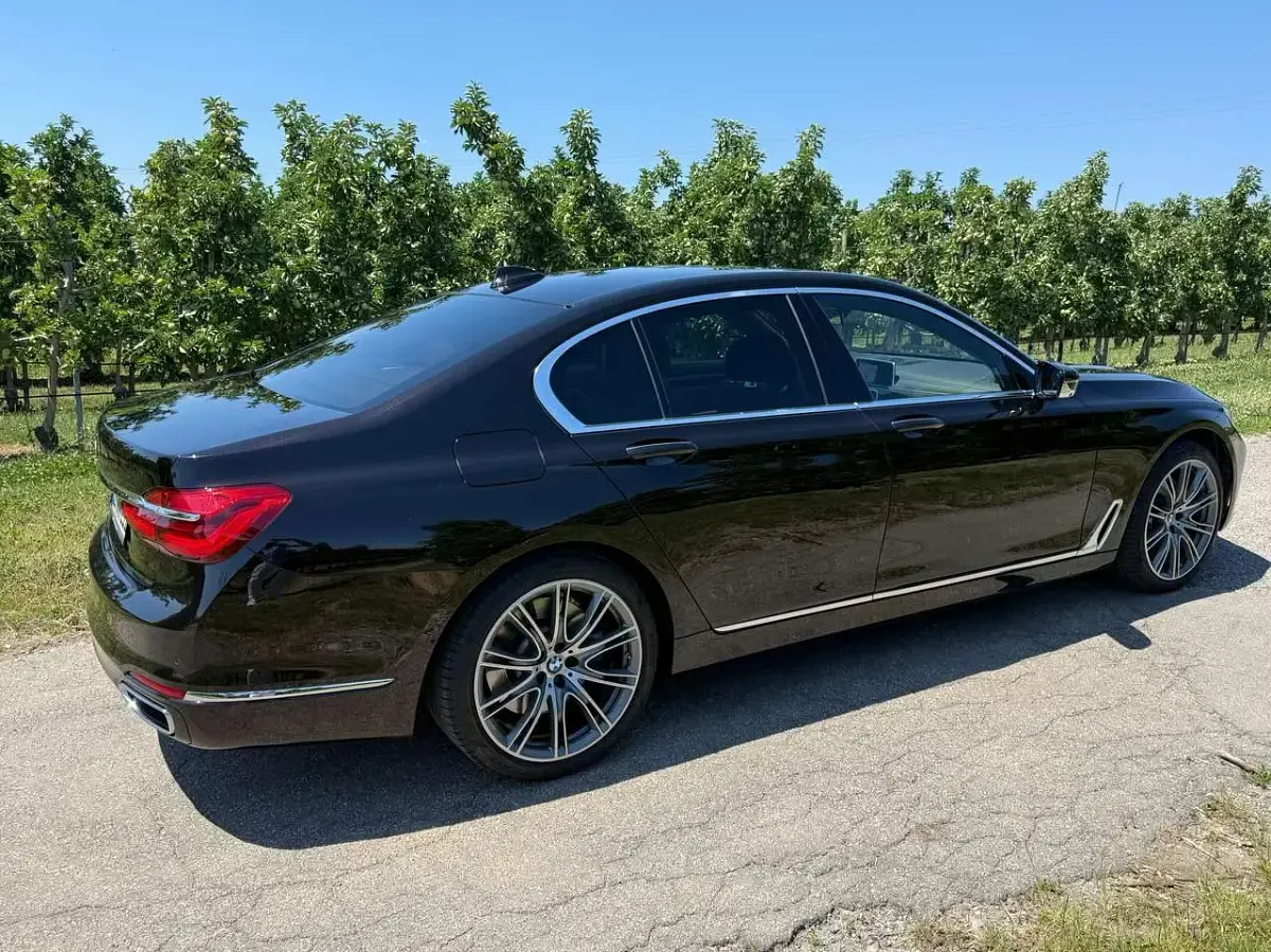 Gebraucht BMW 750 Executive 400 PS (294 kW) 2017 Braun Limousine