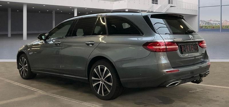 Gebraucht Mercedes E300 Avantgarde 194 PS (142 kW) 2022 Grau Limousine