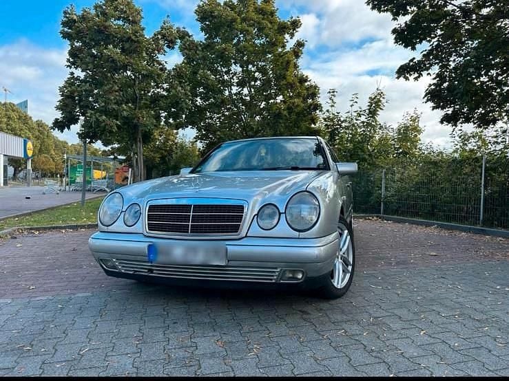 Gebraucht Mercedes E200 136 PS (100 kW) 1997 Silber Limousine