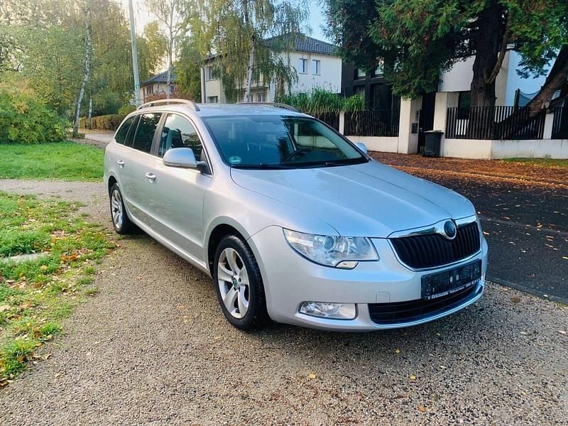 Silber Gebraucht 2013 Skoda Superb Ambition Kombi | 7.490 € (Guter Preis) - Bild 1/4