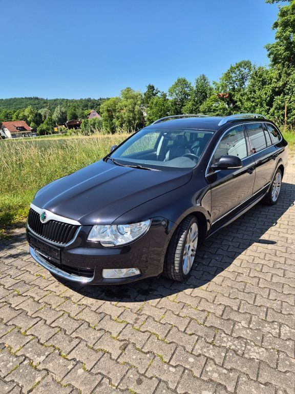 Schwarz Gebraucht 2011 Skoda Superb Elegance Kombi | 8.490 € (Etwas zu teuer) - Bild 1/4