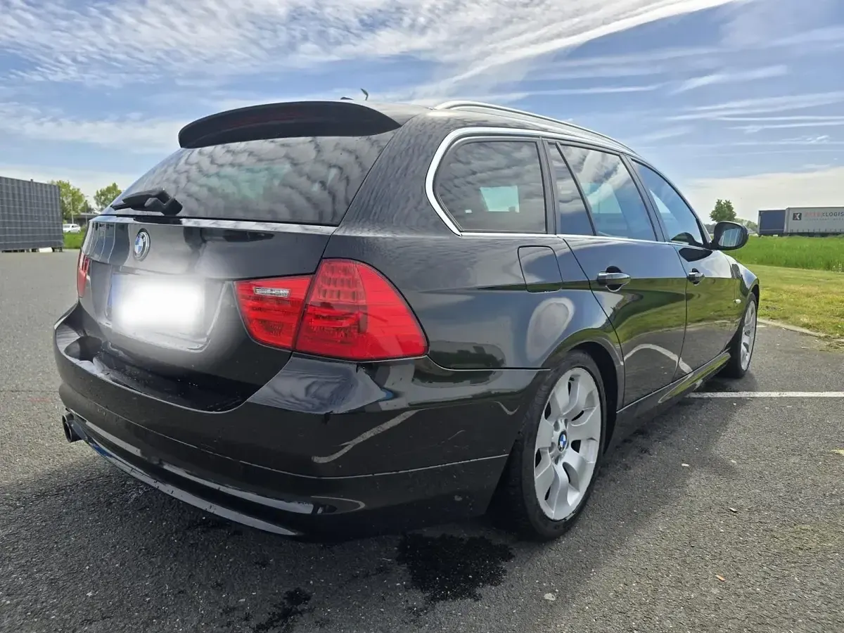 Second-hand BMW 330 245 CP (180 kW) 2011 Negru Break