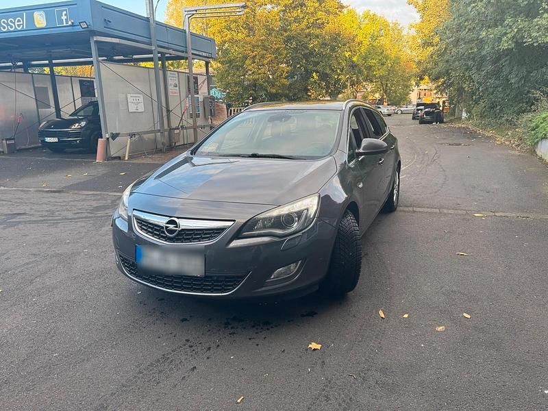 Grau Gebraucht 2012 Opel Astra Kombi | 3.000 € (Etwas zu teuer) - Bild 1/4