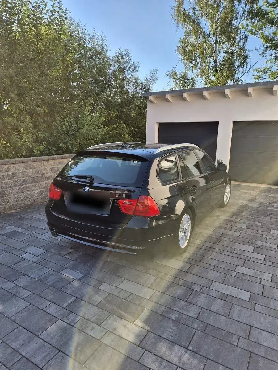 Gebraucht BMW 320 184 PS (135 kW) 2011 Schwarz Kombi