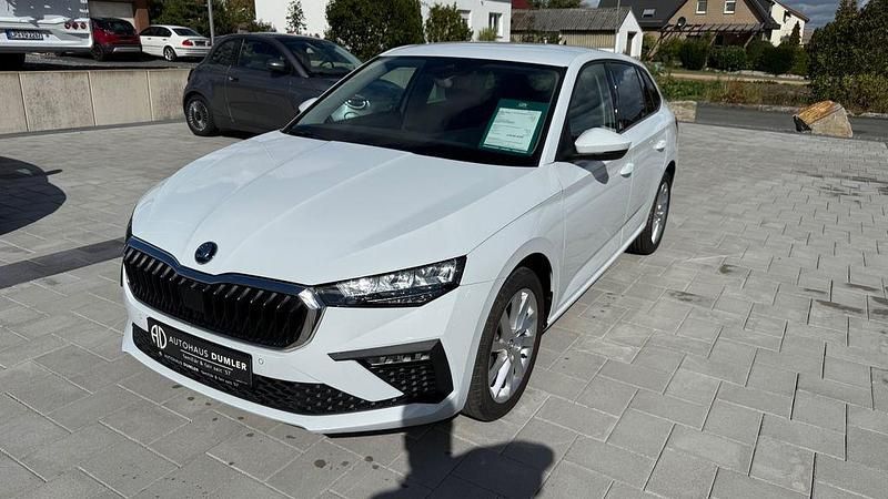 Weiß Gebraucht 2024 Skoda Scala Selection Kleinwagen | 21.990 € (Fairer Preis) - Bild 1/4