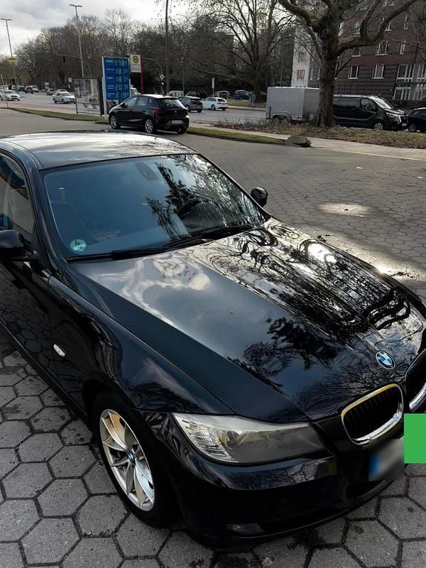 Gebraucht BMW 318 143 PS (105 kW) 2011 Schwarz Limousine