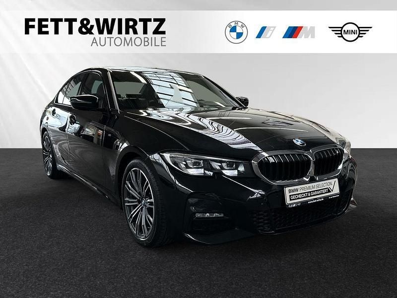 Saphirschwarz metallic Gebraucht 2022 BMW 318 M Sport Limousine | 31.290 € (Fairer Preis) - Bild 1/3