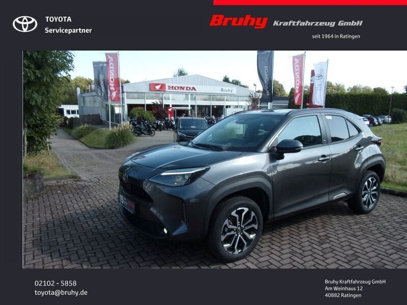 Grau Gebraucht 2024 Toyota Yaris Cross Team SUV | 26.200 € (Superpreis) - Bild 1/4