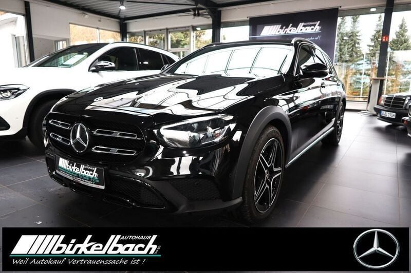 Schwarz Gebraucht 2023 Mercedes E220 Night Limousine | 41.900 € (Fairer Preis) - Bild 1/4