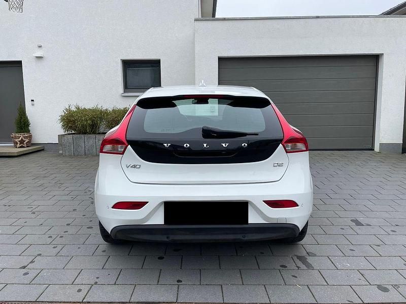 Gebraucht Volvo V40 Kinetic 114 PS (83 kW) 2012 Rot Kleinwagen