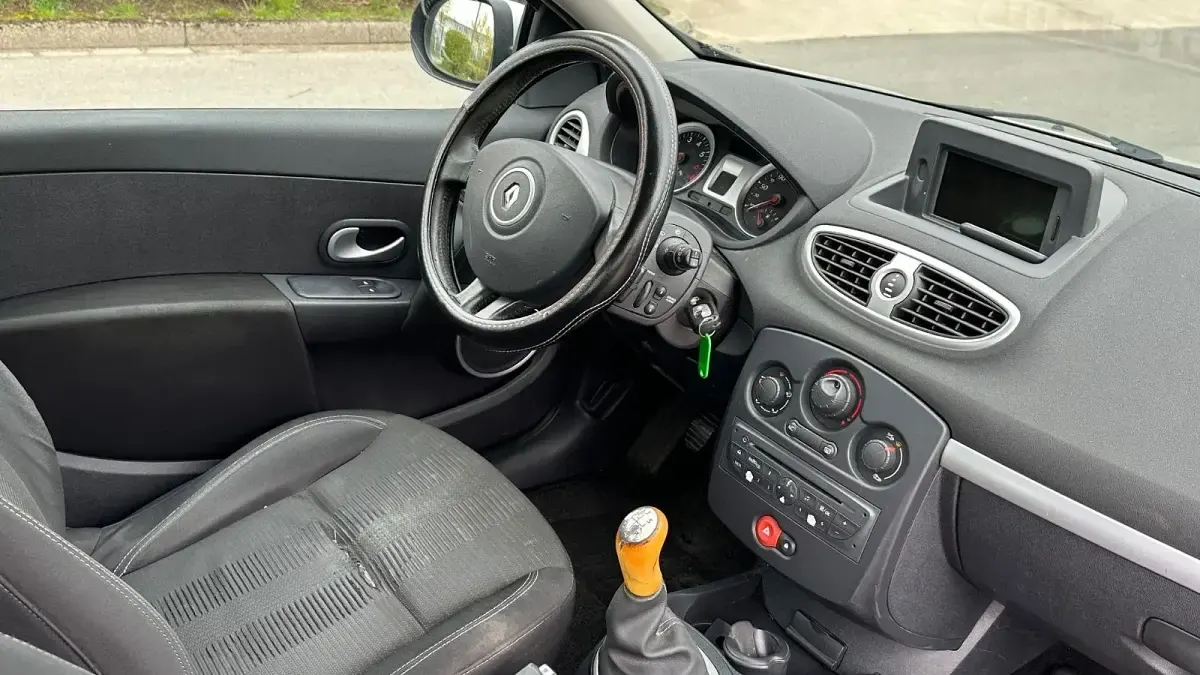 Gebraucht Renault Clio III Dynamique 75 PS (55 kW) 2010 Grau Limousine