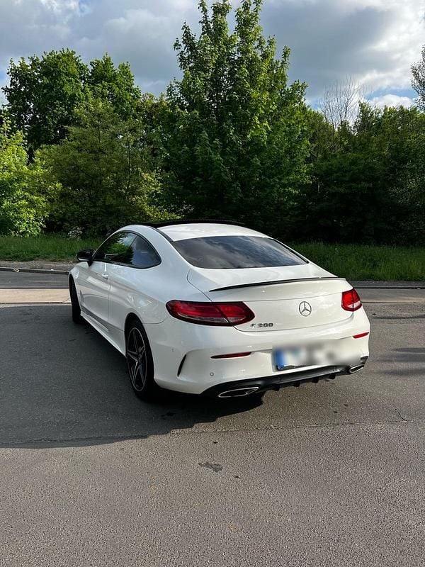 Weiß Gebraucht 2017 Mercedes C300 AMG Coupé | 25.500 € (Fairer Preis) - Bild 1/4