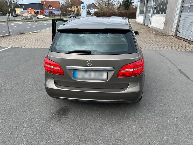 Gebraucht Mercedes B180 147 PS (108 kW) 2012 Braun Van / Kleinbus