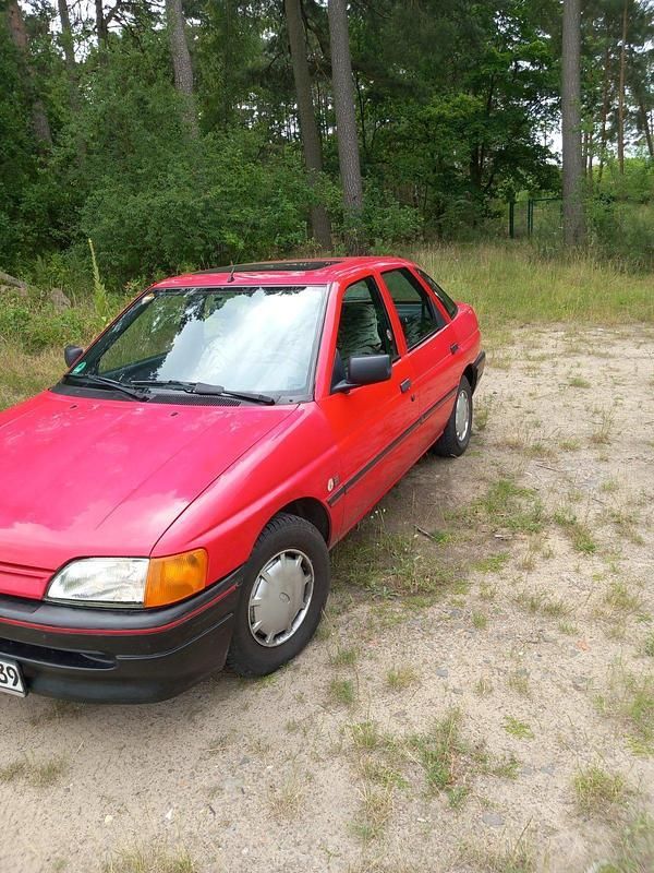 Rot Gebraucht 1991 Ford Escort Limousine | 950 € - Bild 1/4