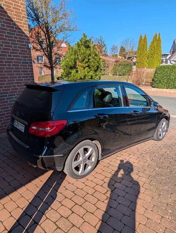 Gebraucht Mercedes B180 122 PS (89 kW) 2013 Schwarz Van / Kleinbus