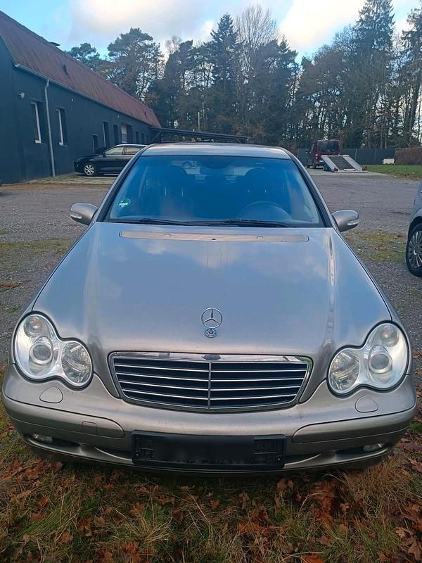 Grau Gebraucht 2004 Mercedes C220 Limousine | 3.200 € - Bild 1/4