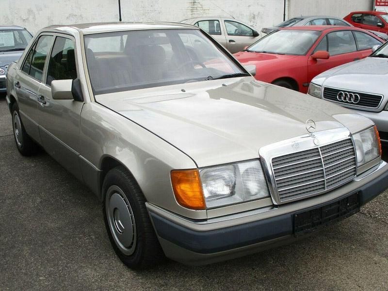 Rauchsilber (metallic) Gebraucht 1990 Mercedes E200 Limousine | 4.500 € - Bild 1/4
