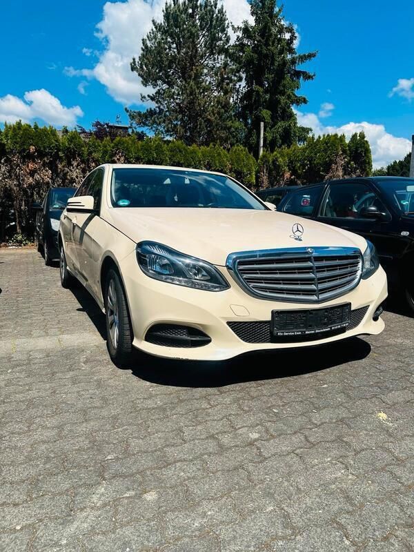 Beige Gebraucht 2016 Mercedes E200 Limousine | 6.499 € - Bild 1/4