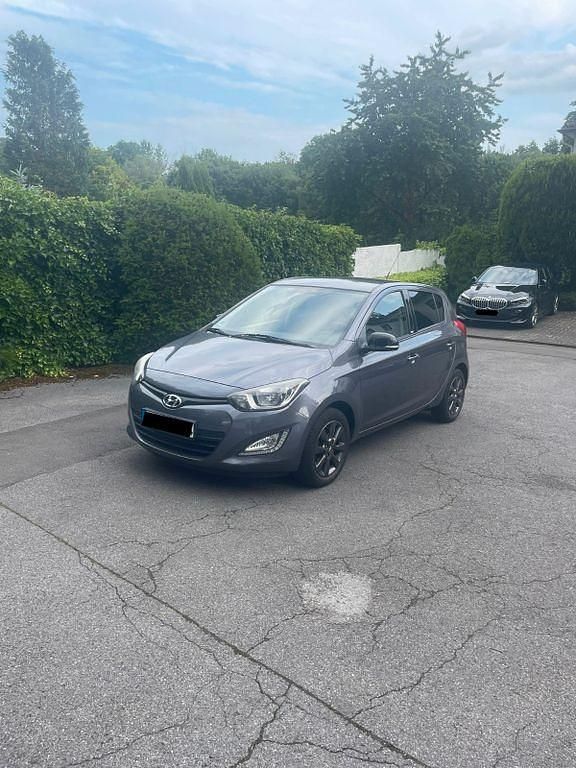 Grau Gebraucht 2014 Hyundai i20 Edition Limousine | 6.490 € (Fairer Preis) - Bild 1/4