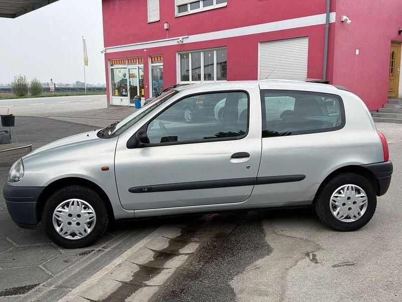 Gebraucht Renault Clio II Basis 58 PS (42 kW) 1999 Silber Limousine
