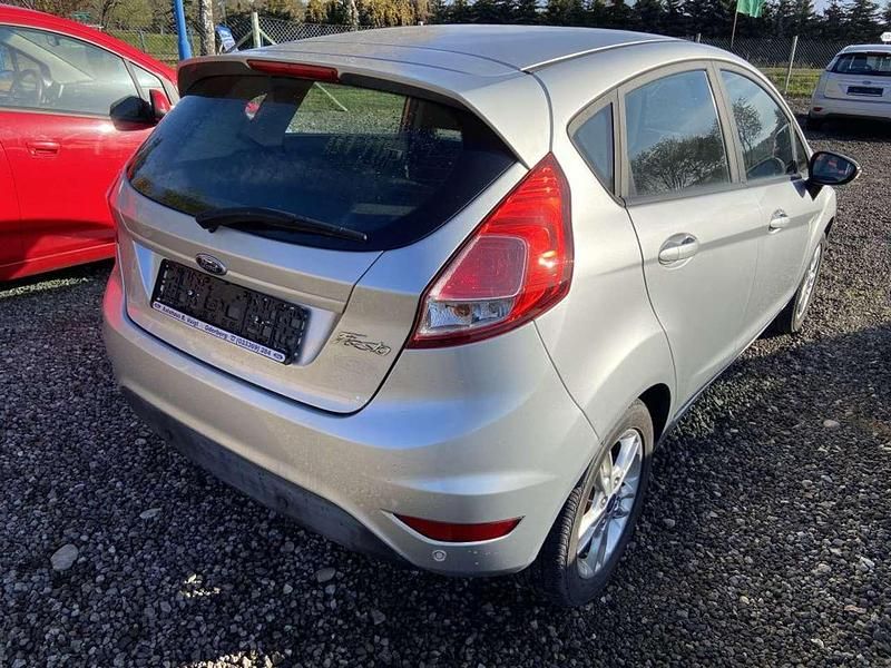 Gebraucht Ford Fiesta Celebration 80 PS (58 kW) 2016 Polar silber met. Kleinwagen