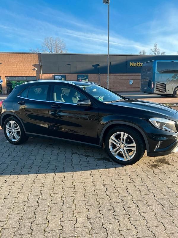 Gebraucht Mercedes GLA220 170 PS (125 kW) 2015 Schwarz SUV