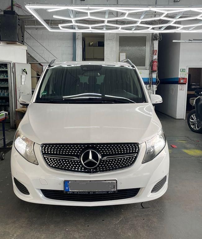 Weiß Gebraucht 2017 Mercedes V220 Edition Van / Kleinbus | 25.900 € (Fairer Preis) - Bild 1/4
