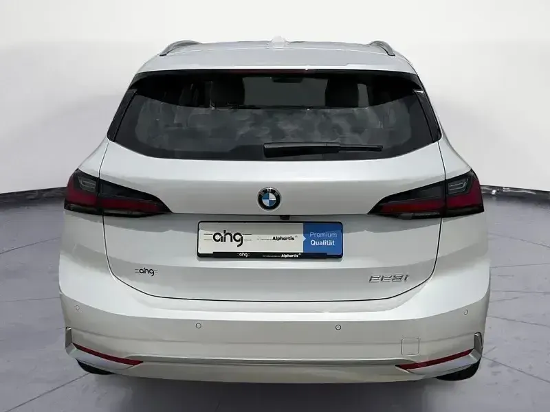 Gebraucht BMW 223 Active Tourer Luxury Line 204 PS (150 kW) 2022 Weiss Van / Kleinbus