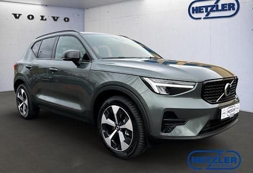 Neu Volvo XC40 Plus 197 PS (144 kW) 2025 Grün SUV