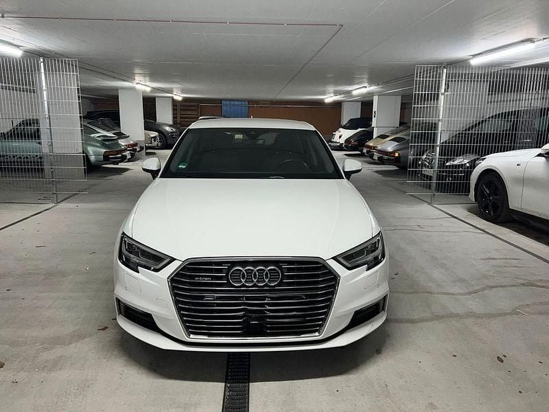 Weiß Gebraucht 2017 Audi A3 Sportback e-tron Design Limousine | 14.900 € (Fairer Preis) - Bild 1/4