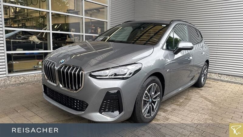 Skyscraper grau metallic Neu 2025 BMW 220 Active Tourer M Sport Van / Kleinbus | 39.990 € (Superpreis) - Bild 1/4