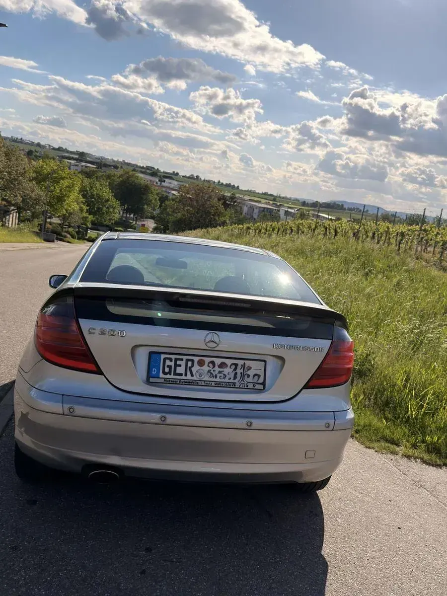 Second-hand Mercedes C200 163 CP (119 kW) 2002 Argintiu Berlinǎ