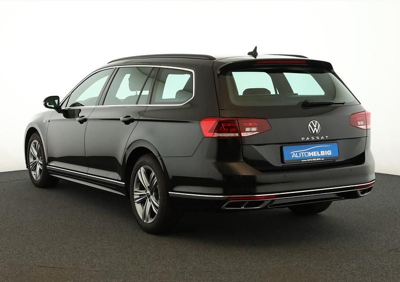 Gebraucht VW Passat R-line 150 PS (110 kW) 2023 Deep black perleffekt Kombi