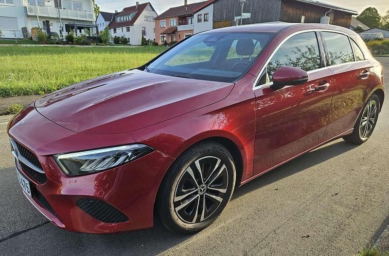 Gebraucht Mercedes A180 136 PS (100 kW) 2023 Rot Limousine