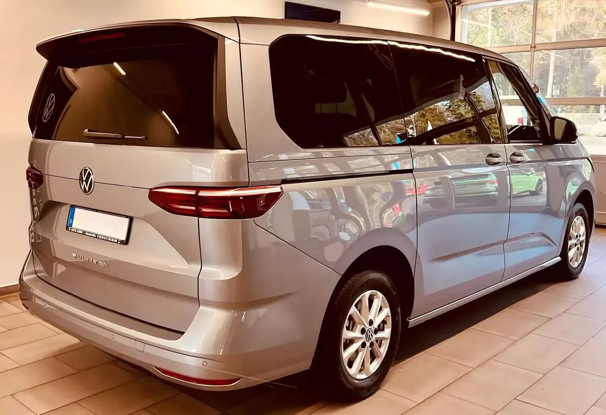 Gebraucht VW Multivan Life 150 PS (110 kW) 2025 Silber Van / Kleinbus
