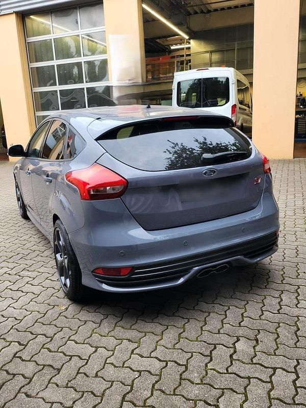 Gebraucht Ford Focus ST 250 PS (183 kW) 2018 Grau Limousine