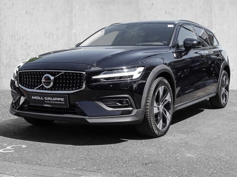 Gebraucht Volvo V60 CC Plus 197 PS (144 kW) 2023 Onyx black / metallic Kombi