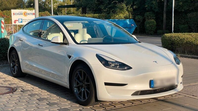 Weiß Gebraucht 2022 Tesla Model 3 Standard Range Plus Limousine | 25.600 € (Fairer Preis) - Bild 1/4