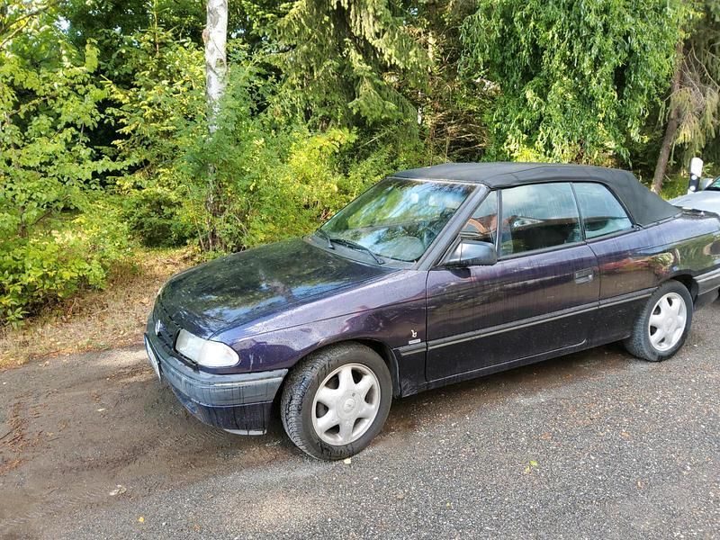 Blau Gebraucht 1993 Opel Astra Cabriolet Cabrio | 2.500 € - Bild 1/4