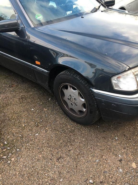 Schwarz Gebraucht 1995 Mercedes C180 Elegance Limousine | 1.490 € - Bild 1/4